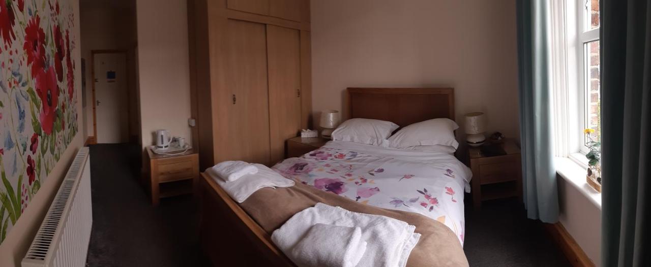 The Adelphi Bed & Breakfast Нюкасъл ъпон Тайн Екстериор снимка